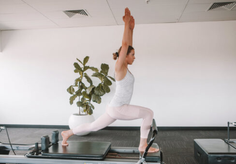 ragazza fa stretching su pedana