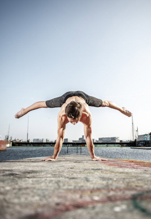 ragazzo fa ginnastica al porto