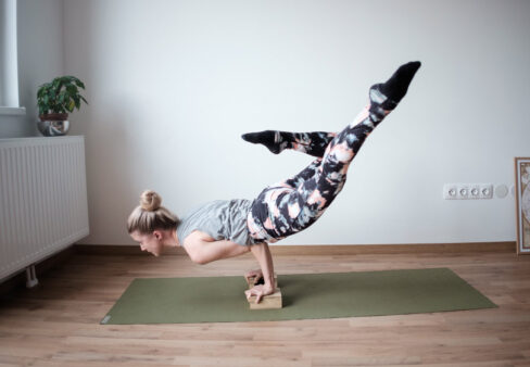 ragazza fa yoga su zeppe di legno
