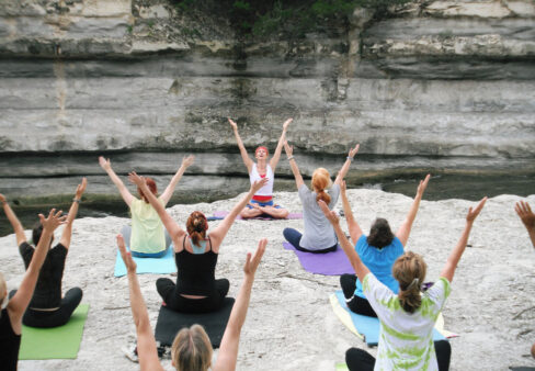 ragazze fanno training autogeno sulla roccia