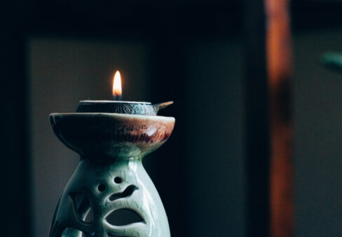 candela da meditazione accesa
