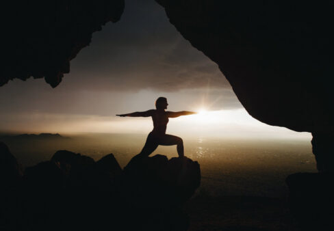 silouette di donna fa yoga all'aperto