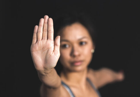 ragazza in posa mostra mano aperta