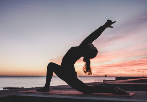 ragazza fa yoga al tramonto