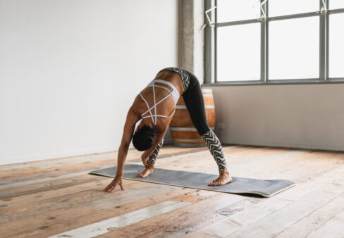 ragazza fa stretching in stanza luminosa